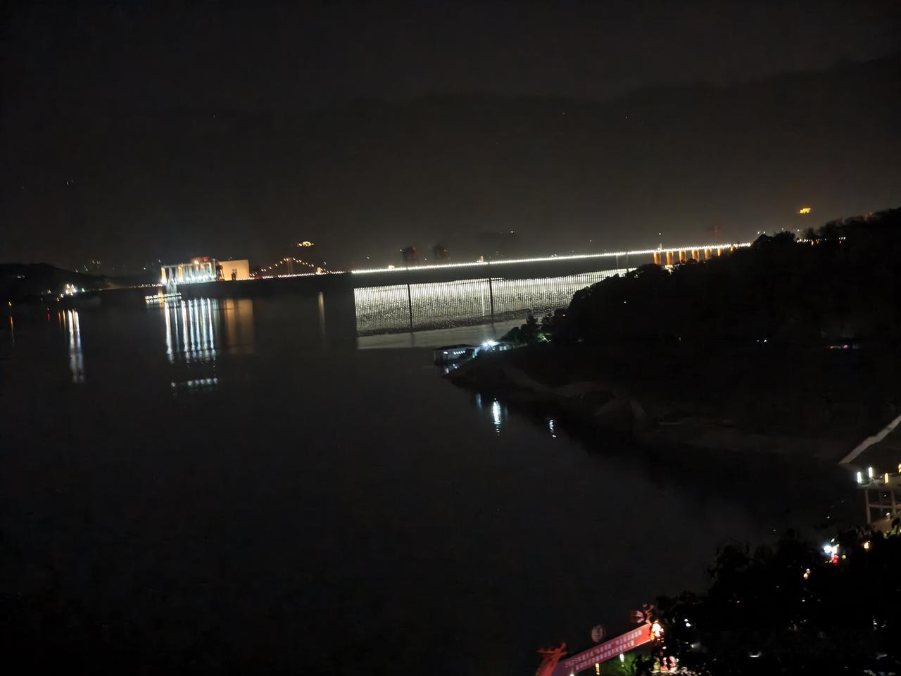 老俩口自驾游傍晚到秭归县城，看夜幕下的三峡大坝。

我们所在的秭归县城是三峡移民