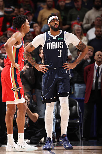 姜还是老的辣！浓眉半场22分，克莱替补20分（三分9中5），独行侠63-57领先