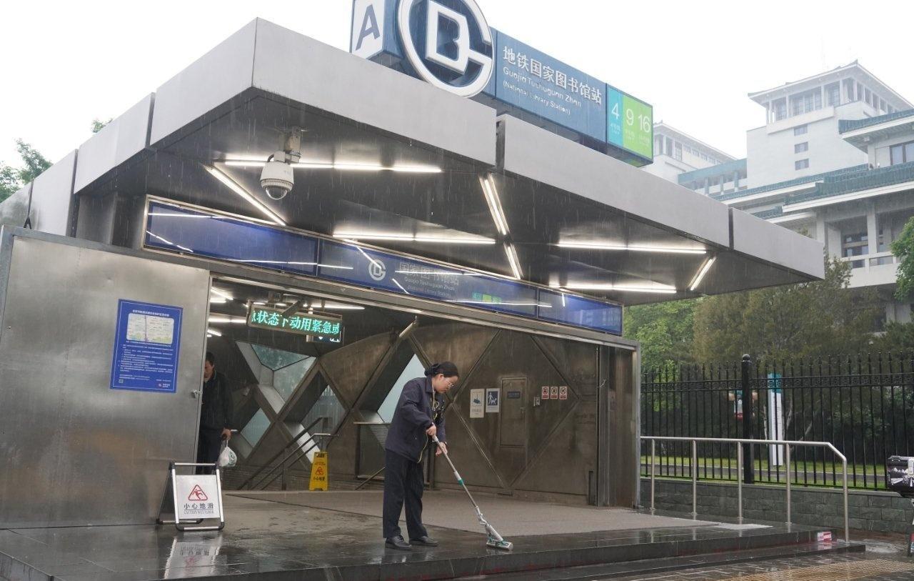 【节后首个工作日逢降雨天气 京港地铁计划加开临客2列 保障乘客顺畅出行】
10月