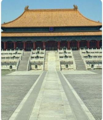 故宫
漫步于北京城的中轴线心脏地带，当那一抹深邃而庄重的朱红映入眼帘，时光仿佛在