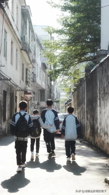 老师生娃 班里四个男生惊喜探望 老师生娃，班里四个男生惊喜探望，这一幕太暖了！有