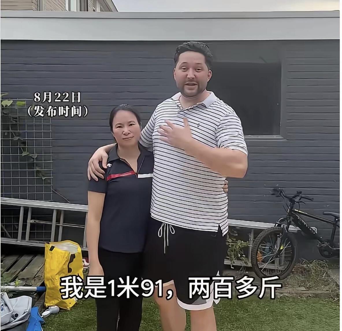 两位广西女生，晒出她们的跨国婚姻伴侣，怎么看都觉得别扭。女生身高160cm左右，