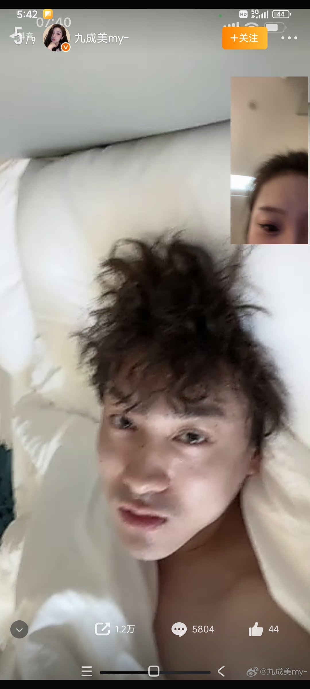 九成美发田栩宁素颜九成美又发力了，说粉丝追着他咬，于是发了田素颜照，说实话能粉上