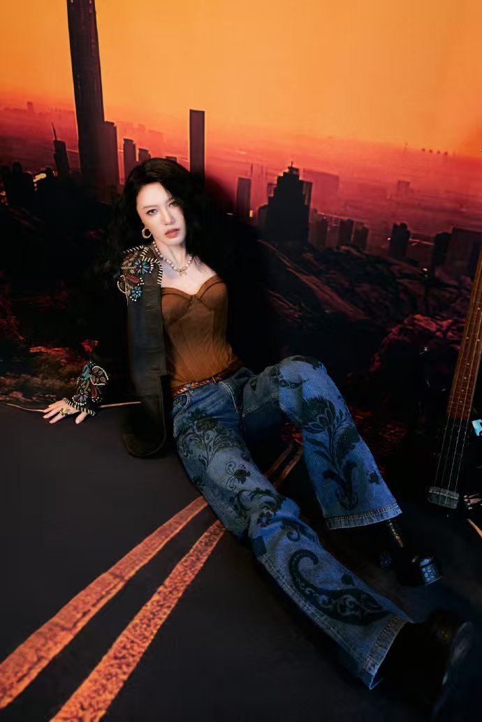 谭维维羊毛卷 哇，谭维维的羊毛卷太特别，蓬松灵动复古韵悠长，酷飒气场直接把氛围感