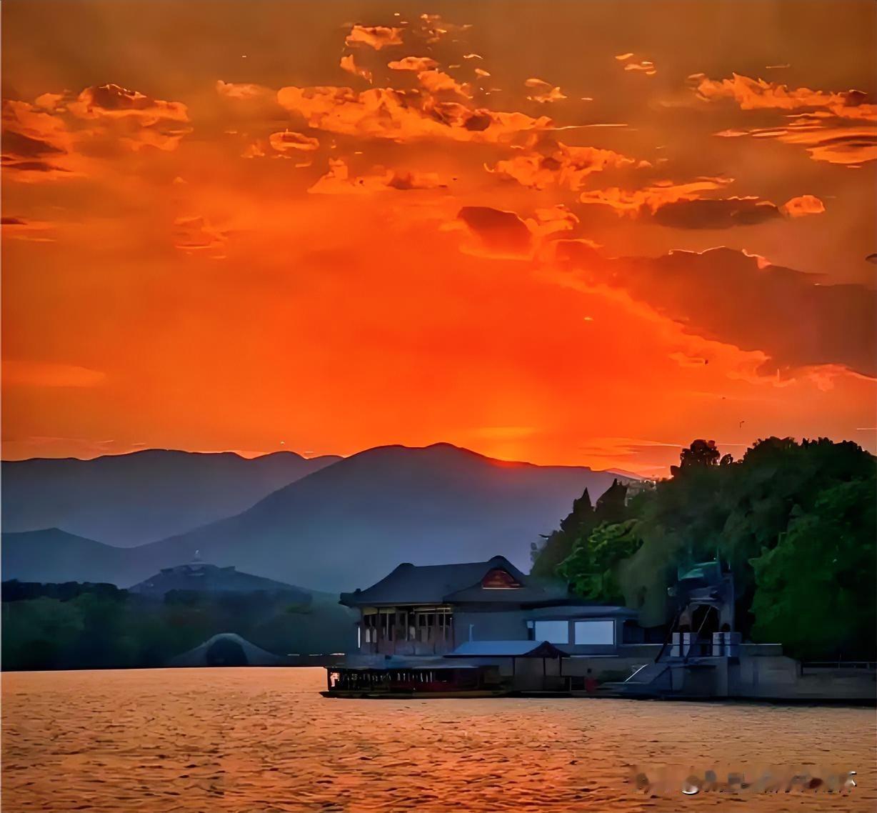 下联：姑苏台上落霞红
上联：有请雅士[玫瑰][玫瑰][玫瑰]