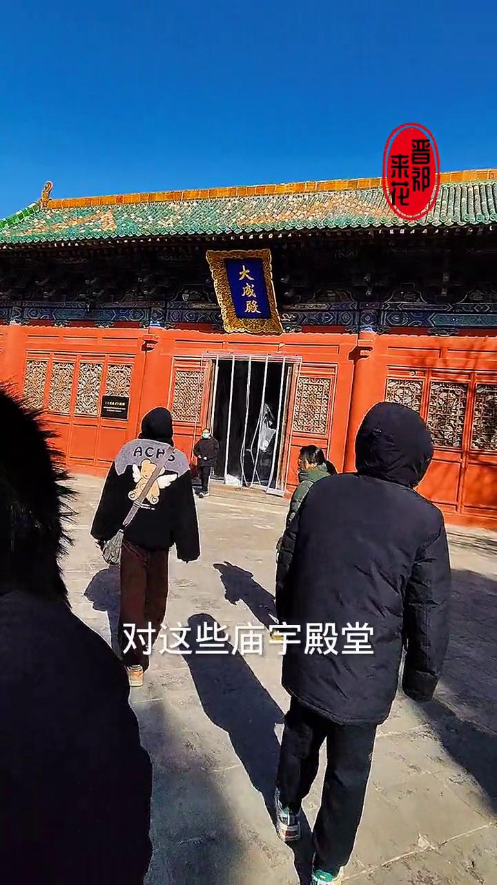 太原传统建筑屋顶上的脊兽。
各种图形、各种颜色的滴水和瓦当就是中国传统古老建筑屋