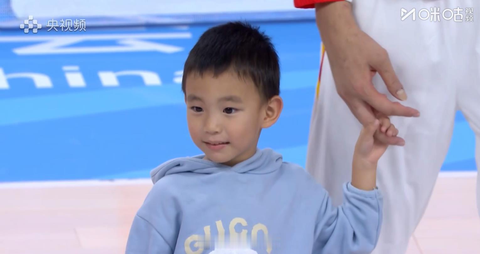 小小琦 哈哈，他不要白色的吉祥物，要了个粉色的