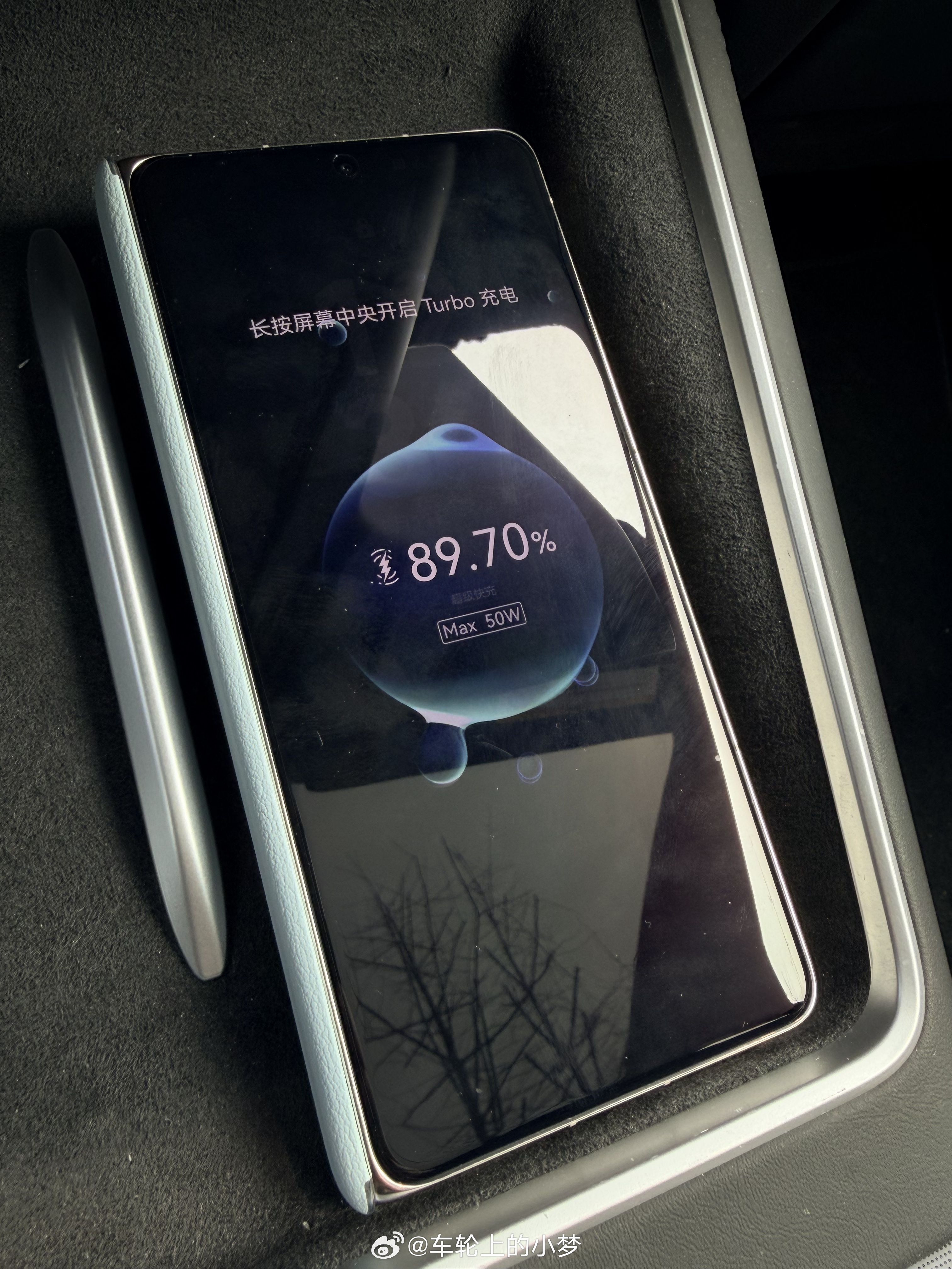 这真值得提一嘴。小梦替大家试了，特斯拉Model YL支持50W无线充电，而切充