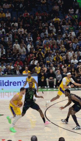 詹姆斯这两个扣篮，是真的夸张！

一个底线空接暴扣，虽然没有平框，但起跳高度已经