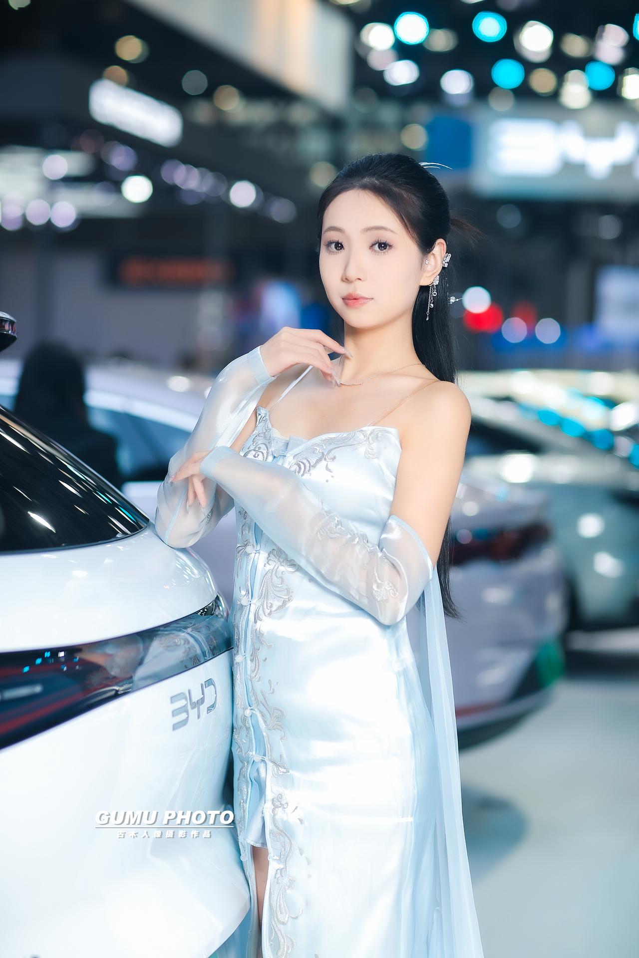 2025重庆汽车消费节比亚迪展台模特小姐姐