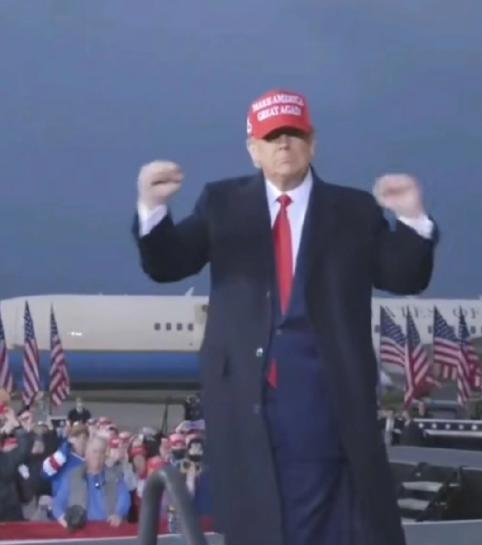 特朗普是美国历史上第一位，也是到目前为止唯一一位在当选总统前，没有任何军事或政府