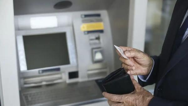 在银行取现时是否应被“询问”以及反洗钱新规的原则。

在保障金融安全和反洗钱的前