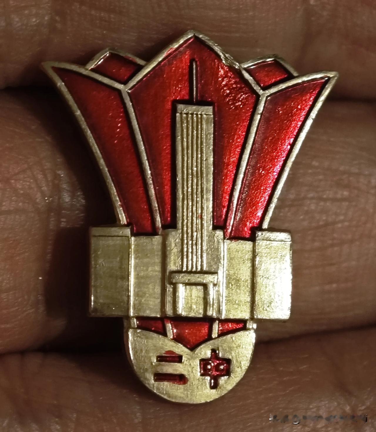 藏在花蕾里的二中记忆：一枚80年代校徽的故事
 
这枚来自广州二中的80年代校友