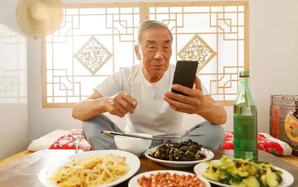 往昔年轻今日翁， 孤身一人在家中。

 慢饮醇醪心寂寞，口袋无钱心好痛！