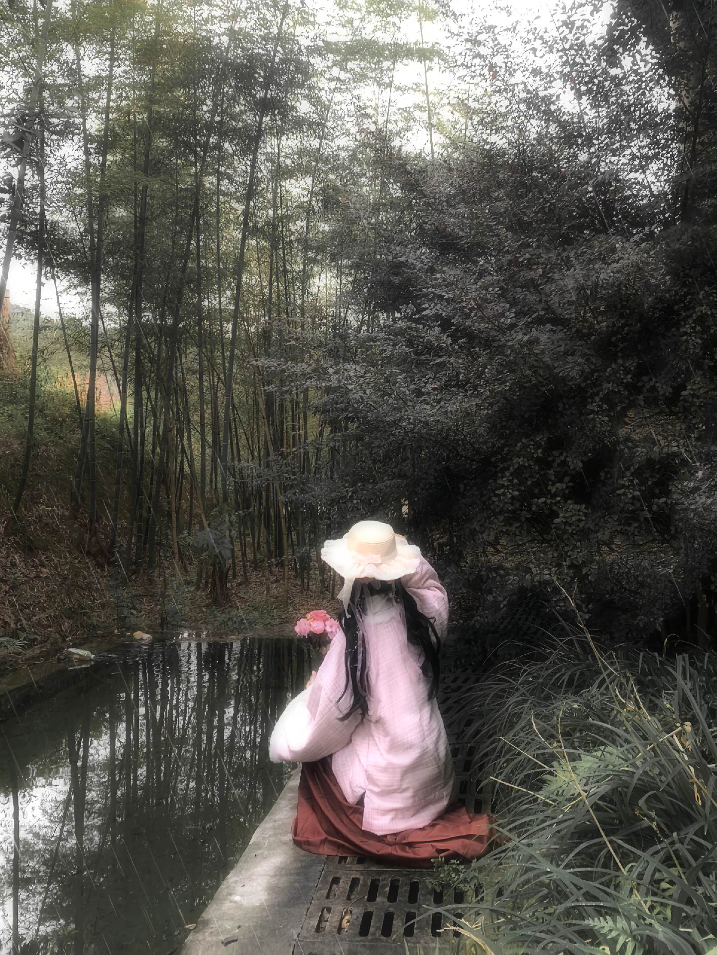 “雨打轻舟，水映画楼”