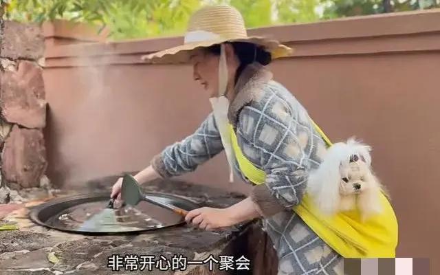 霍思燕在大别墅的院子里搞农家乐，[笑哭]看这架势，乡土气息浓厚，不知道的还以为是