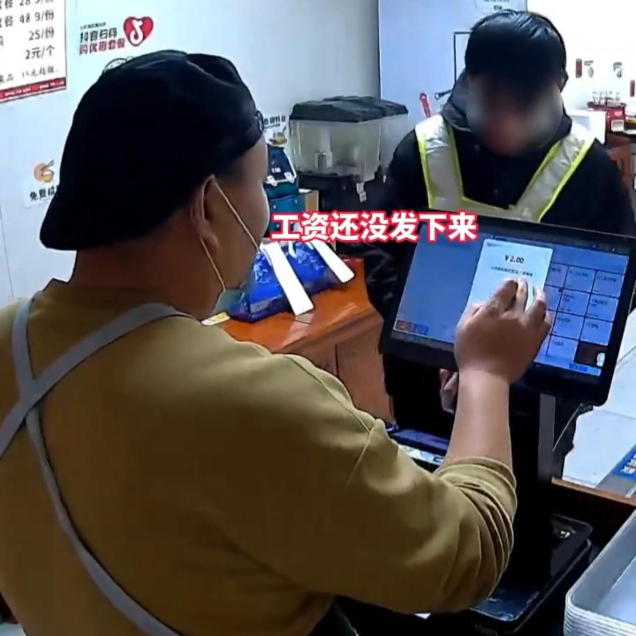 济南小伙工资没发只剩2块钱,餐馆点份米饭,老板问了情况主动给他炒菜,说欣赏他不乞