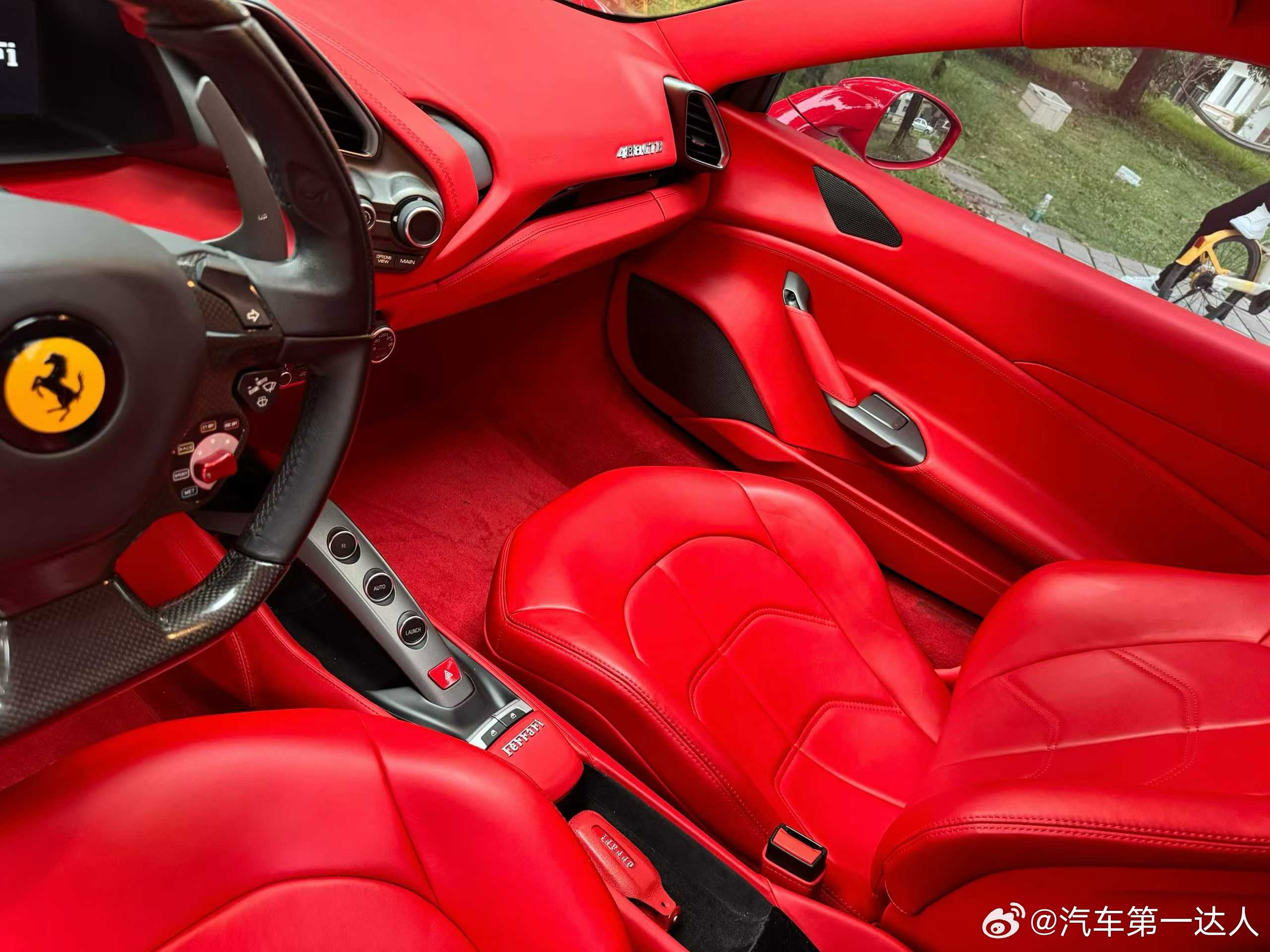 法拉利488 GTB 、17年出18年上牌，红红配色 三大件，12400公里 ​