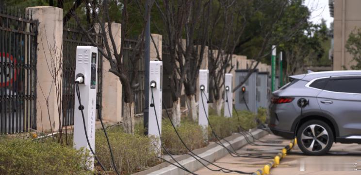 在绿色出行成为时代潮流的今天，充电桩已不仅仅是简单的能源补给设备，更是连接人与城