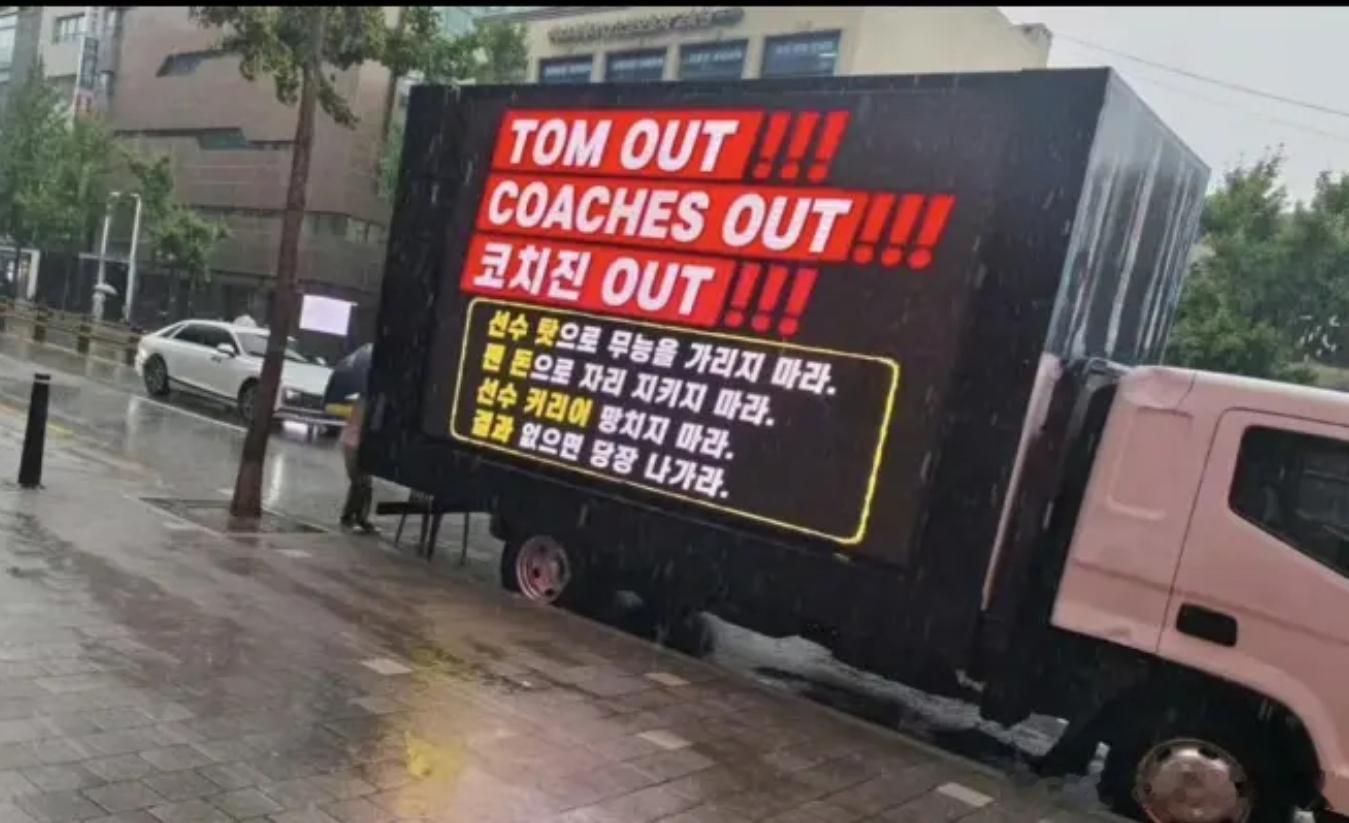熟悉的小卡车它又来了，不过T1教练组这次确实得背大锅，赛前功课不足，Broken