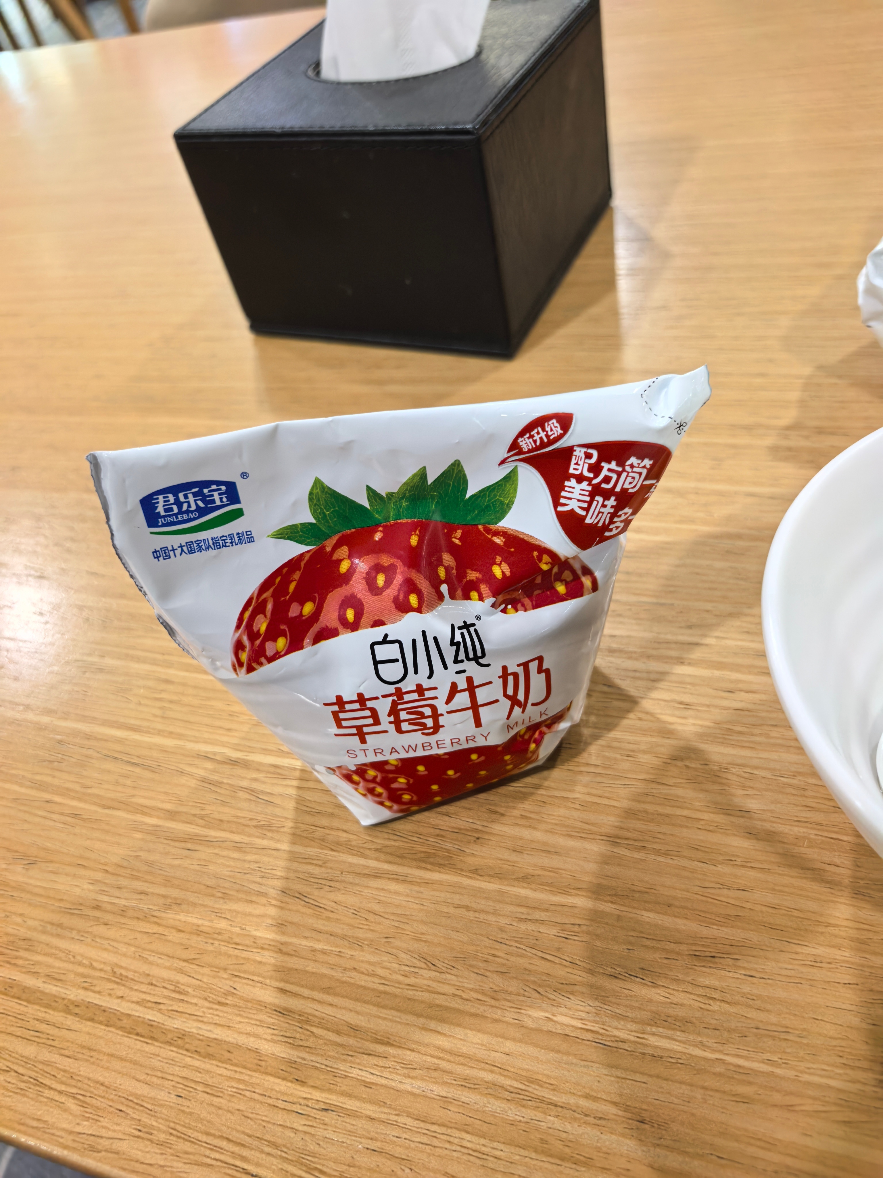 石家庄机场供应茫茫多的君乐宝。后来和别人提起来他们都会说一句“这不是毒奶粉那牌子