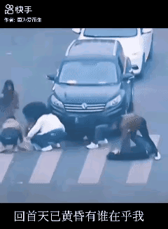 这个开车的司机不仅脾气非常大，人品也非常的差，对女人对小孩，态度如此的嚣张，看了