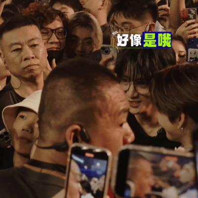 #众众众薛之谦众众众#好多人啊[允悲]喜欢看livehouse的人是都在#奔赴万