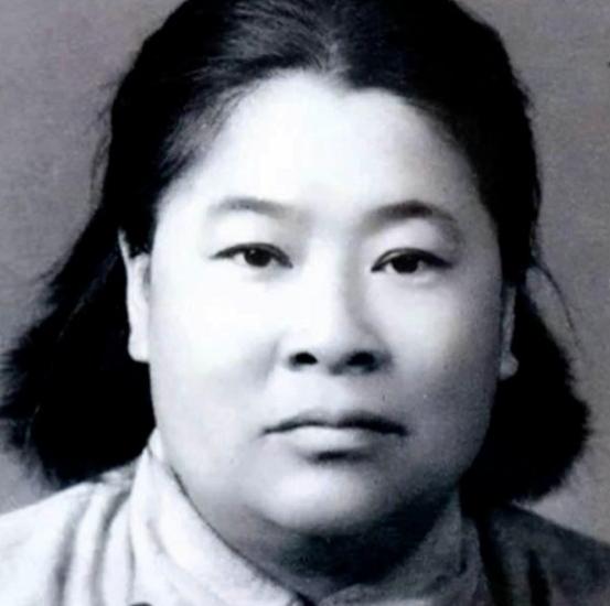 长征结束后，许世友听说部队有一位出身武当的女侠，便想要切磋一番，于是他迈着自信的