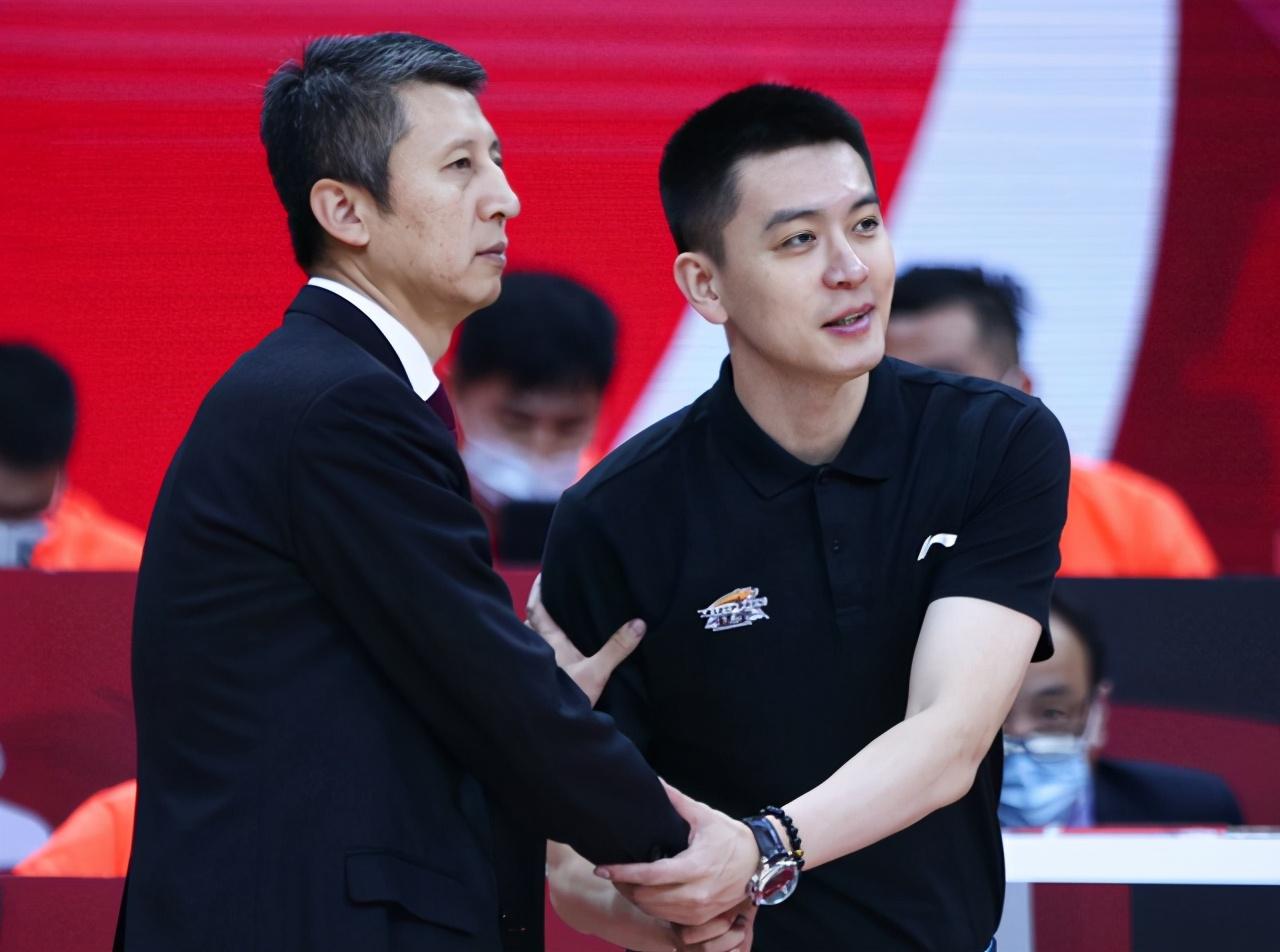 应该说他两个人执教各有特点：
郭士强呢？大家都知道他相对保守！喜欢用一套人马！并