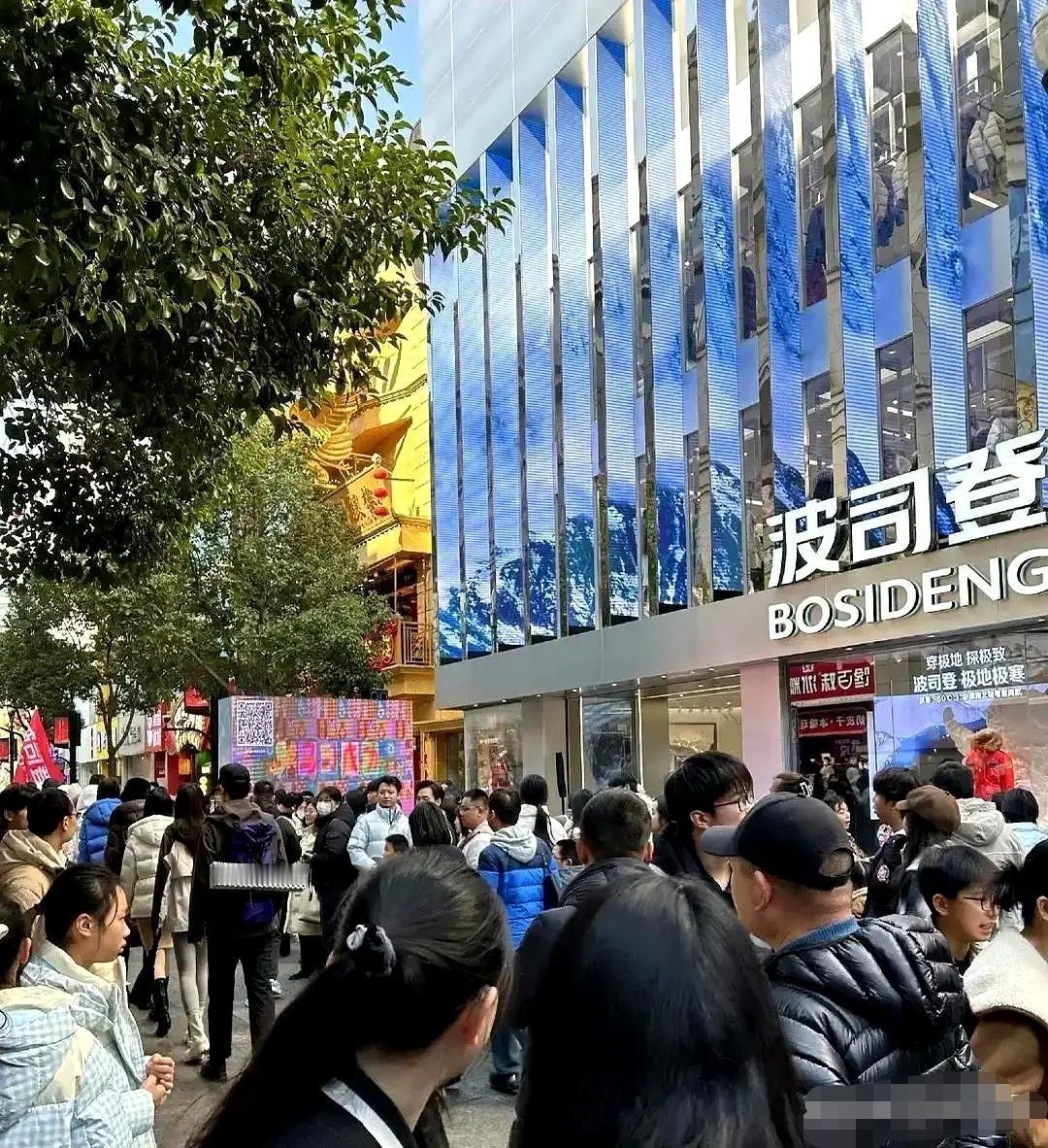 商场一幕看傻了！波司登2000+排大队，隔壁500块骆驼无人问津
 
昨天逛商场