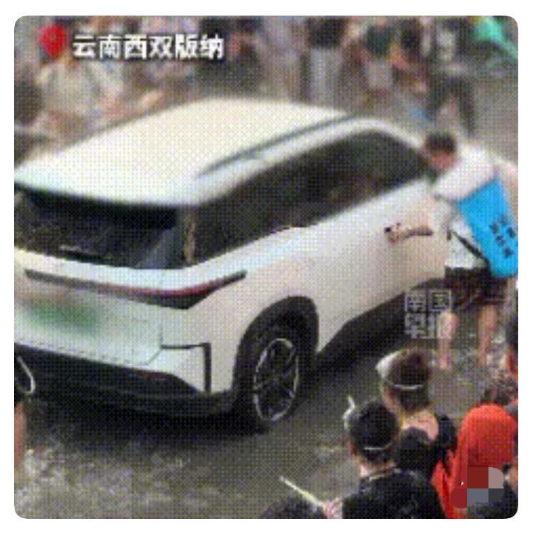 已经报警了！云南西双版纳，泼水节上，带头拉开车门+后备箱这俩人，闯大祸了！

云