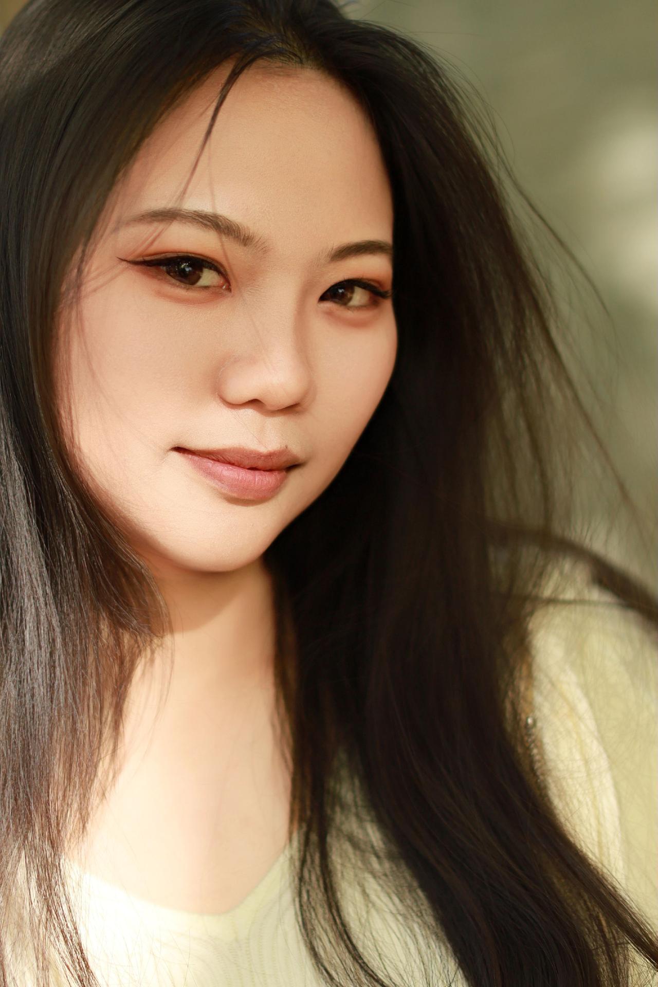 偶遇柳候公园，小姐姐气质不错。拍了几张特写，感谢出镜。～～女生拍照姿势 人像写真