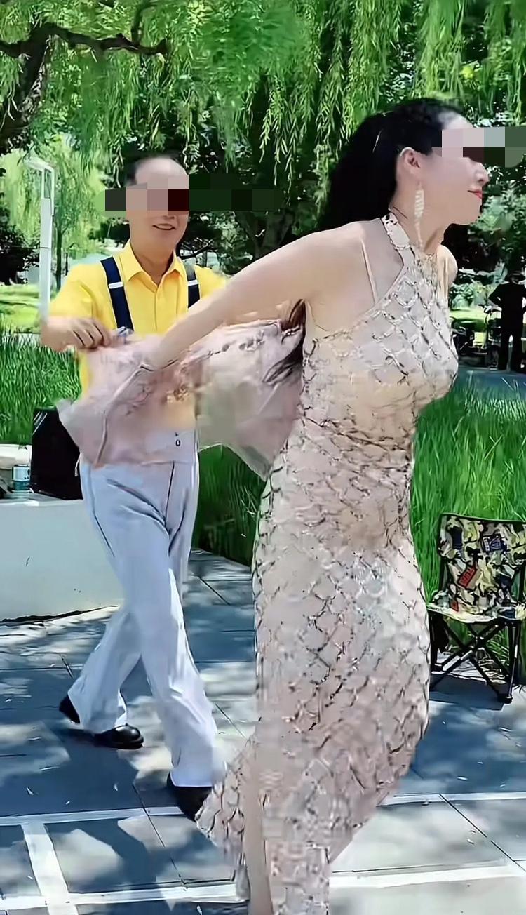 太形象了，跳着跳着就成脱衣舞，大妈在装嫩，大爷在帮着扯拽，这就是跳舞乱象。广场舞
