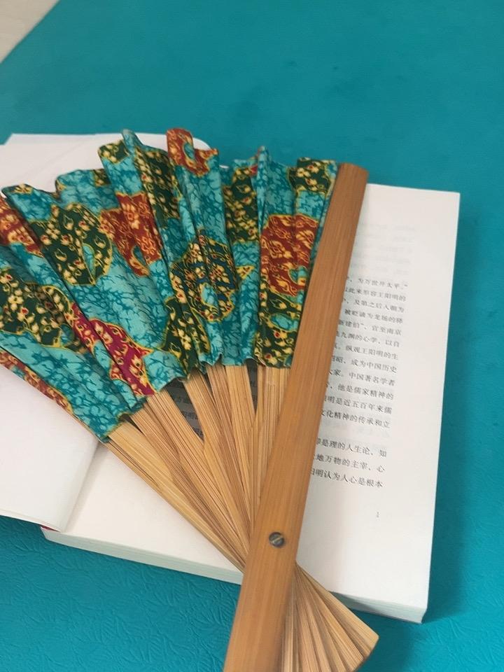 现在的生活离了电，没法过了这人？别的都好说。

12点3 7分停电了，突然小区全