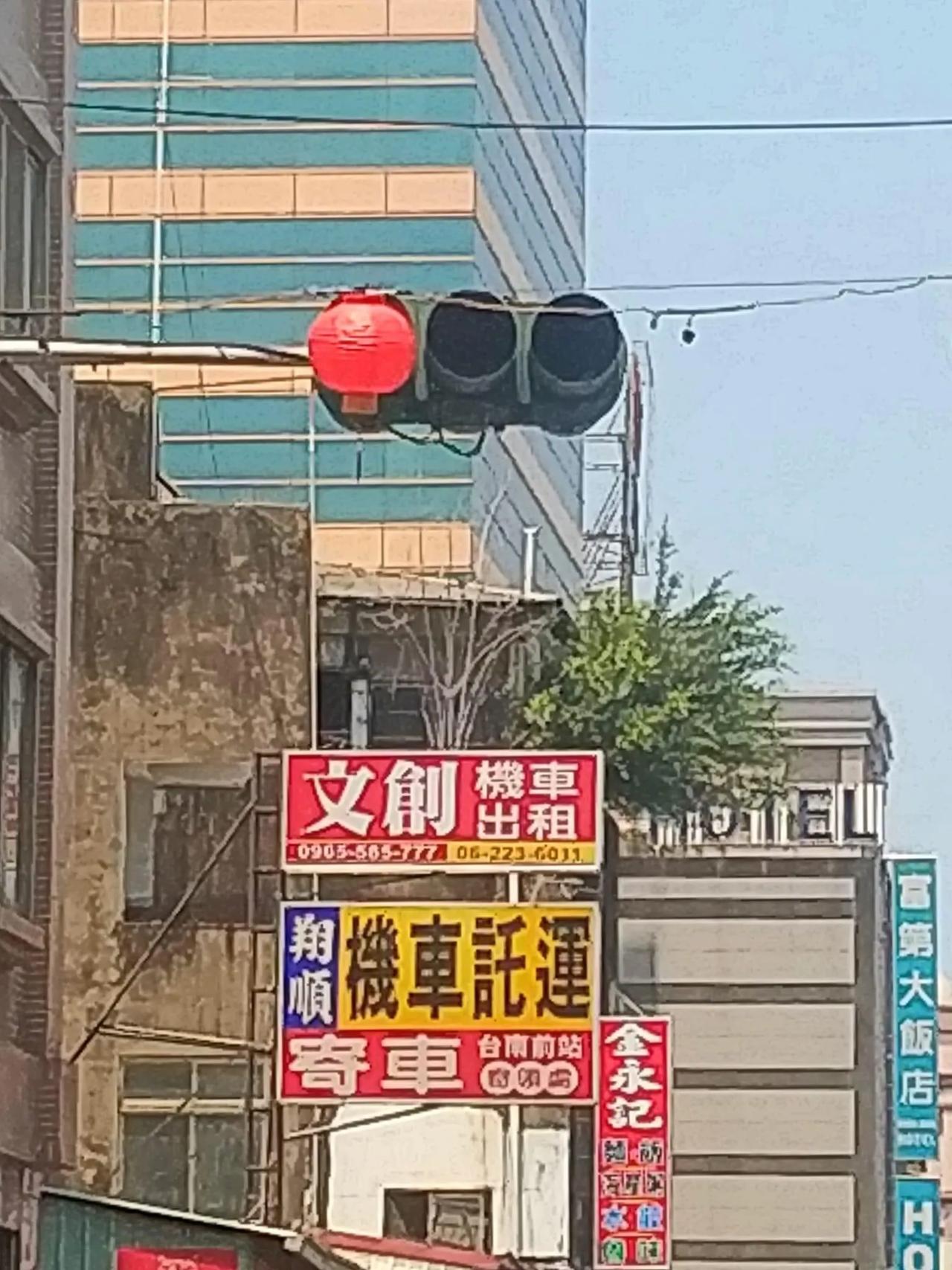 读者投稿，说这个路口等了30分钟还是红灯[泪奔][泪奔]
