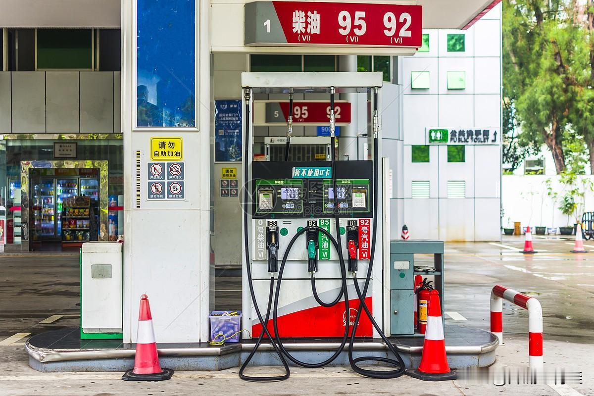 很多人只看到美国油价便宜，却没意识到美国石油公司靠着高利润，一直在从普通民众身上