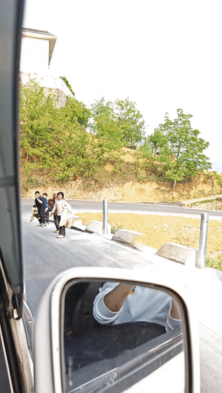 #官方通报小学生校门口敬礼迎车辆入校#同是小学生向车辆敬礼，为什么一个受赞，一个