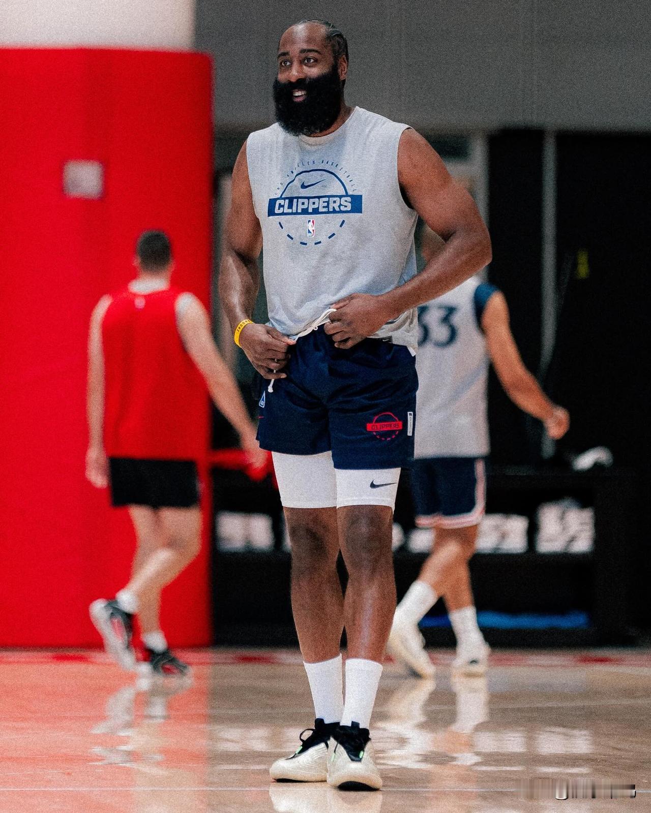 哈登一想起打火箭就开心，训练中开心得像个孩子




哈登太开心了，马上回到火箭