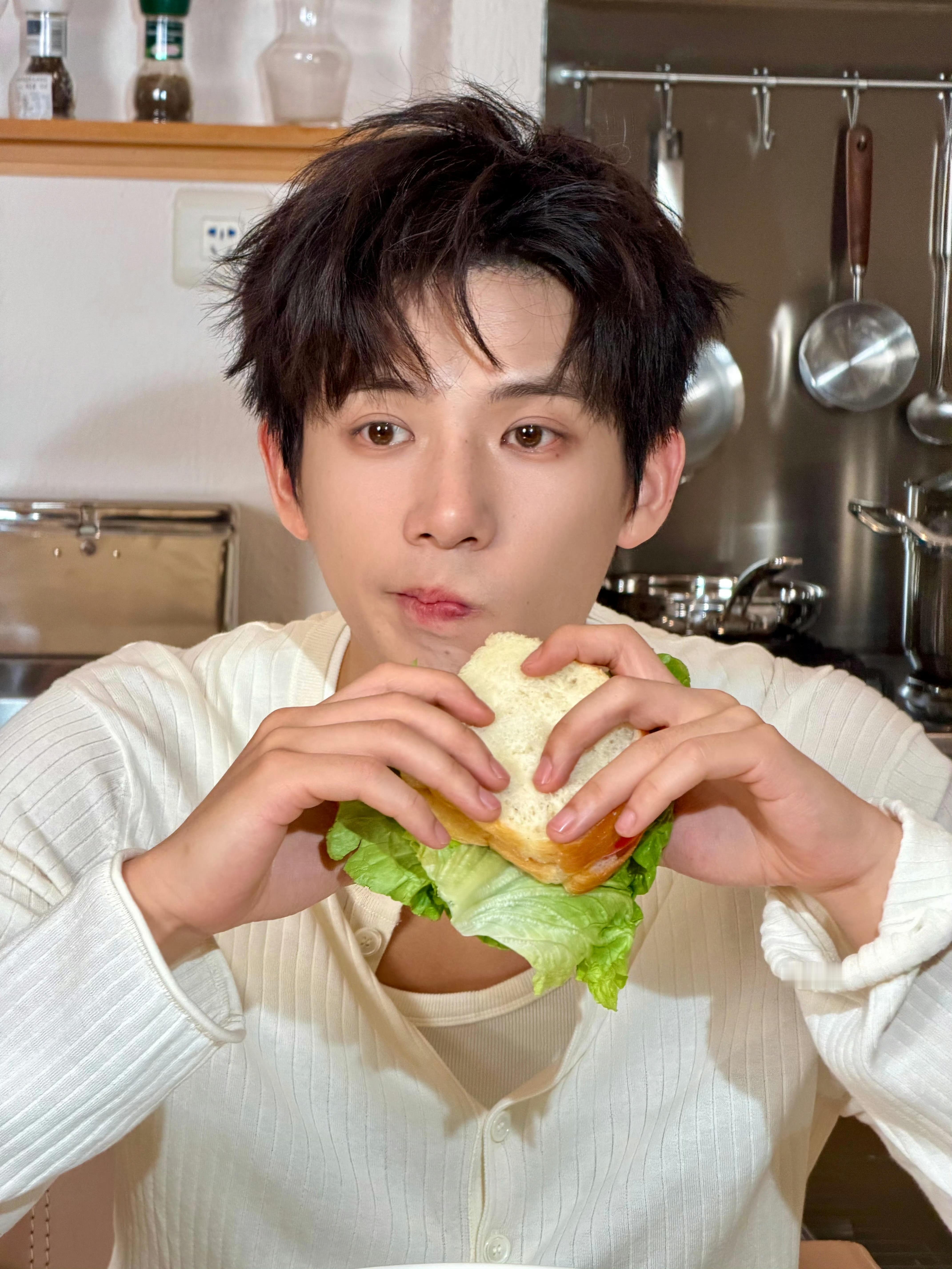 王安宇见面会官宣王安宇粉丝见面会官宣来了！王安宇粉丝你们吃这么好！ 