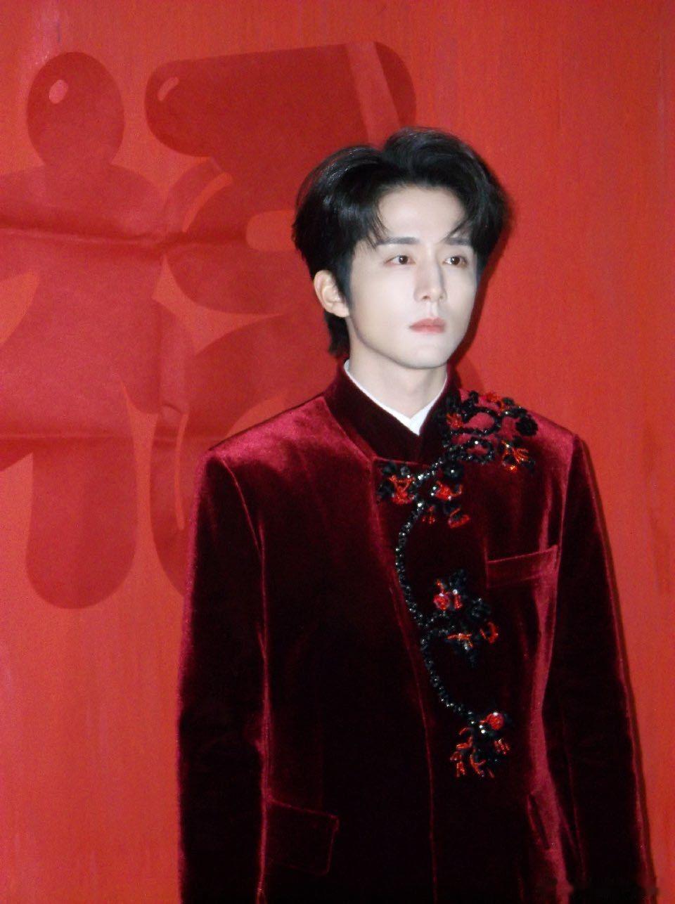  只能说一切都是有迹可循，今年春晚央妈舞台张新成唱的那首《手到福来》，最魔性好笑