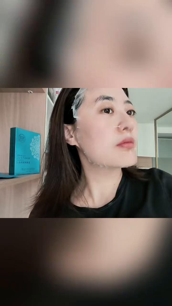 别看它只是小小的一片面膜，却能让你的肌肤变得水润透亮。这款悦蕾冰泉焕颜蚕丝面膜是