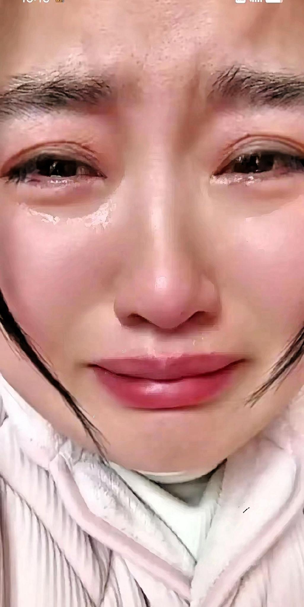 泪目！河南郑州，一家人刚把满6天的男宝宝从月子里抱出来晒晒窗边的光，奶奶伸手去按