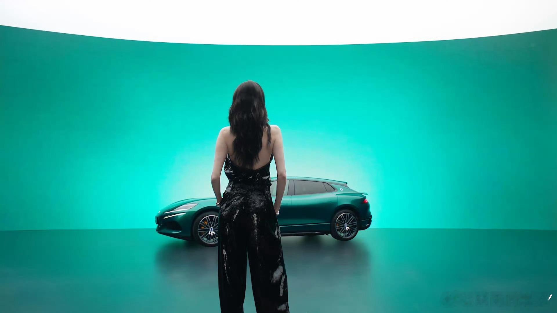 真的有被何穗和腾势Z9GT这组大片惊艳到了！仙姑复出状态也太绝了，清冷高级感直接