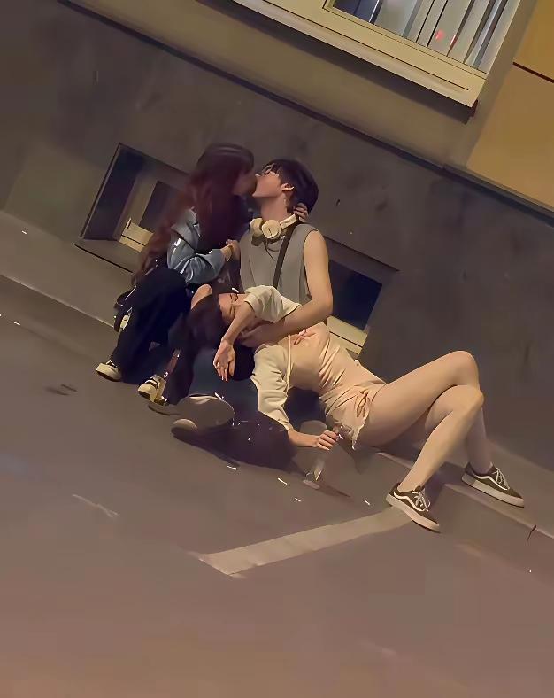 “渣男！”在路边看到一男人左搂右抱女生，身边人感慨“坏男人抢着要，好男人没人要”