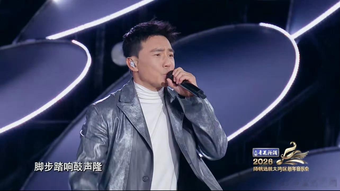 大湾区晚会 气势如虹如刘畊宏 大湾区晚会被刘畊宏狠狠圈粉！褪去运动服穿上皮西装，