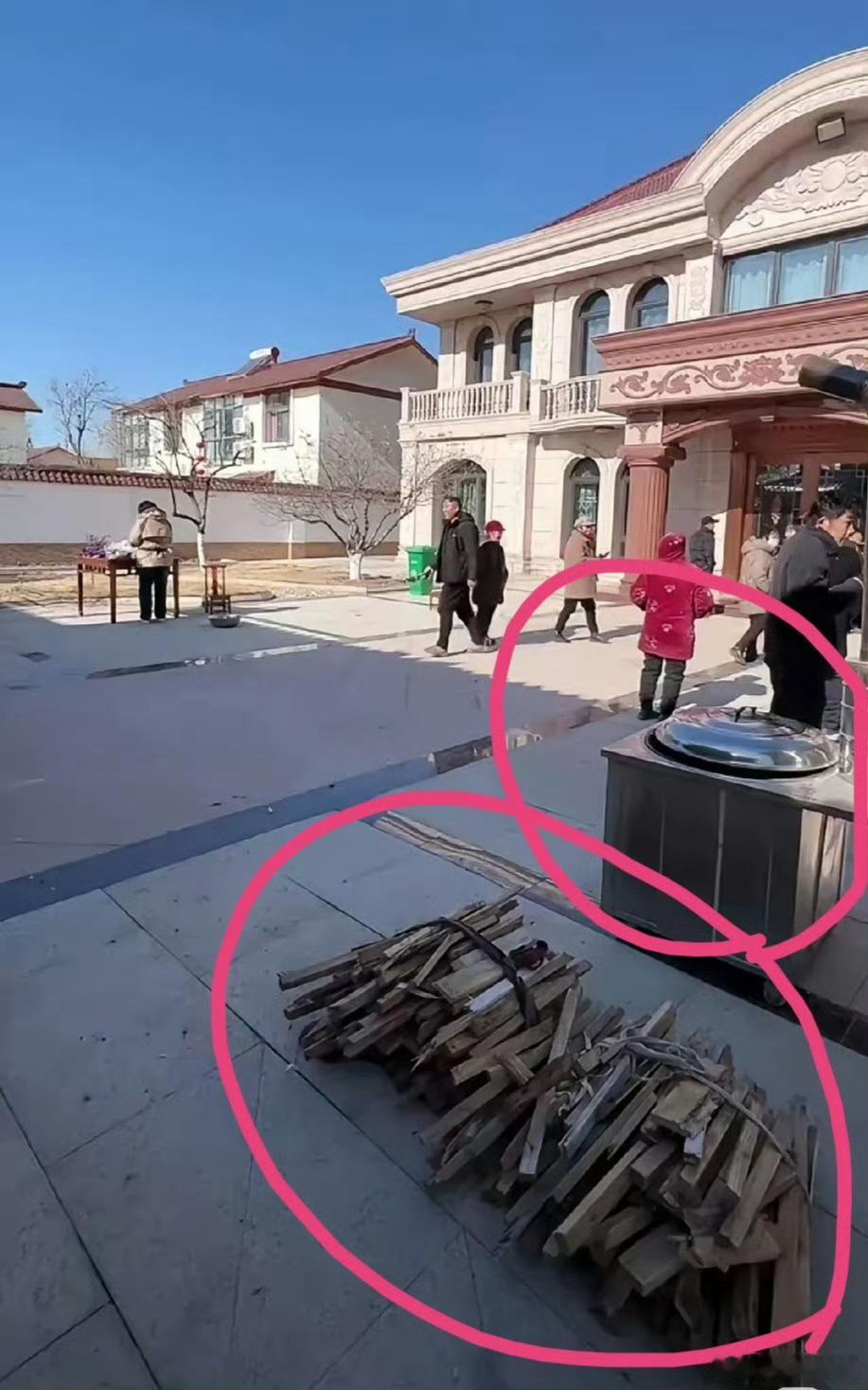 刘强东母亲下厨做家乡小吃 宿迁农村，见过刘强东家的大门，还是第一次见他家院子内。