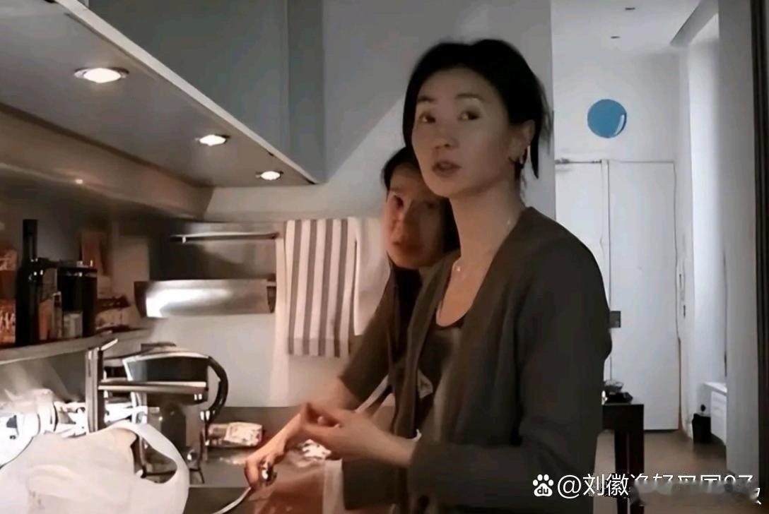 张曼玉体重增了20斤，却意外显年轻，美就是美 ​​​