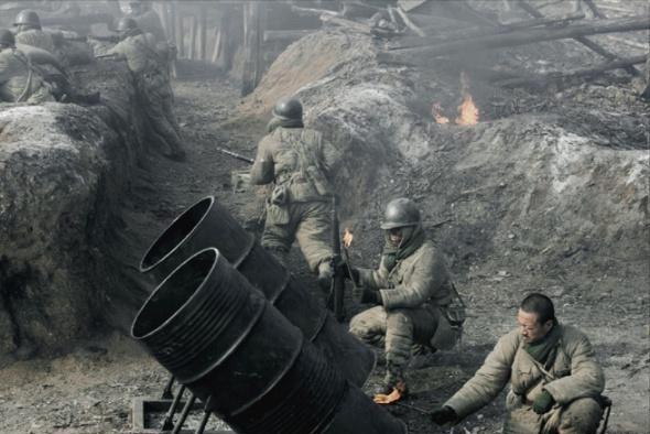 老狼原创 ：我军大杀器。老狼原创；解放战争我军“大杀器”放战争时期，我军工兵利用汽油桶自制了一种武器，名叫“飞雷炮”，它威力巨大，战功卓著，解放战争中曾在中野、华野和西北野战军中广泛运用，还被志愿军战士带入朝鲜战场，大显神威。 被俘的国民党士兵心有余悸地说：“你们的炮太厉害了，地堡、掩蔽部都不顶事，在交通壕里更不行，真是让人走投无路了。”一个投诚士兵说：“我们排里10分钟就换一次排长。解放军的炮太厉害了，不打死也震死了。”我军大杀器