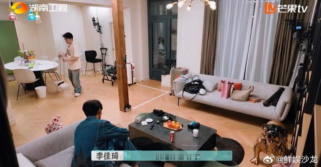 李佳琦紧急培训毕雯珺上岗巴黎合伙人名场面巴黎合伙人 李佳琦这波操作太圈粉！回宿舍