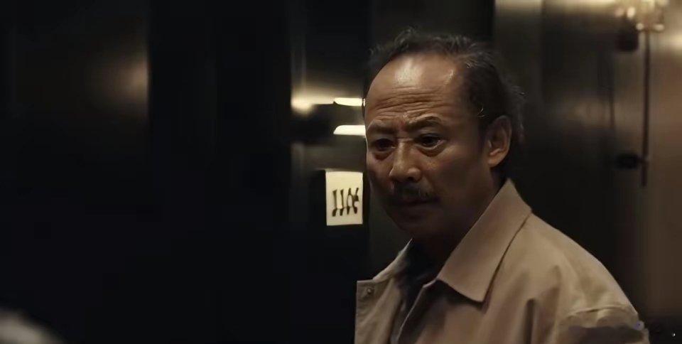 《爱情没有神话》里的何韩，总给人一副随性散漫、嗜酒成性的模样。写作独处时要喝，应